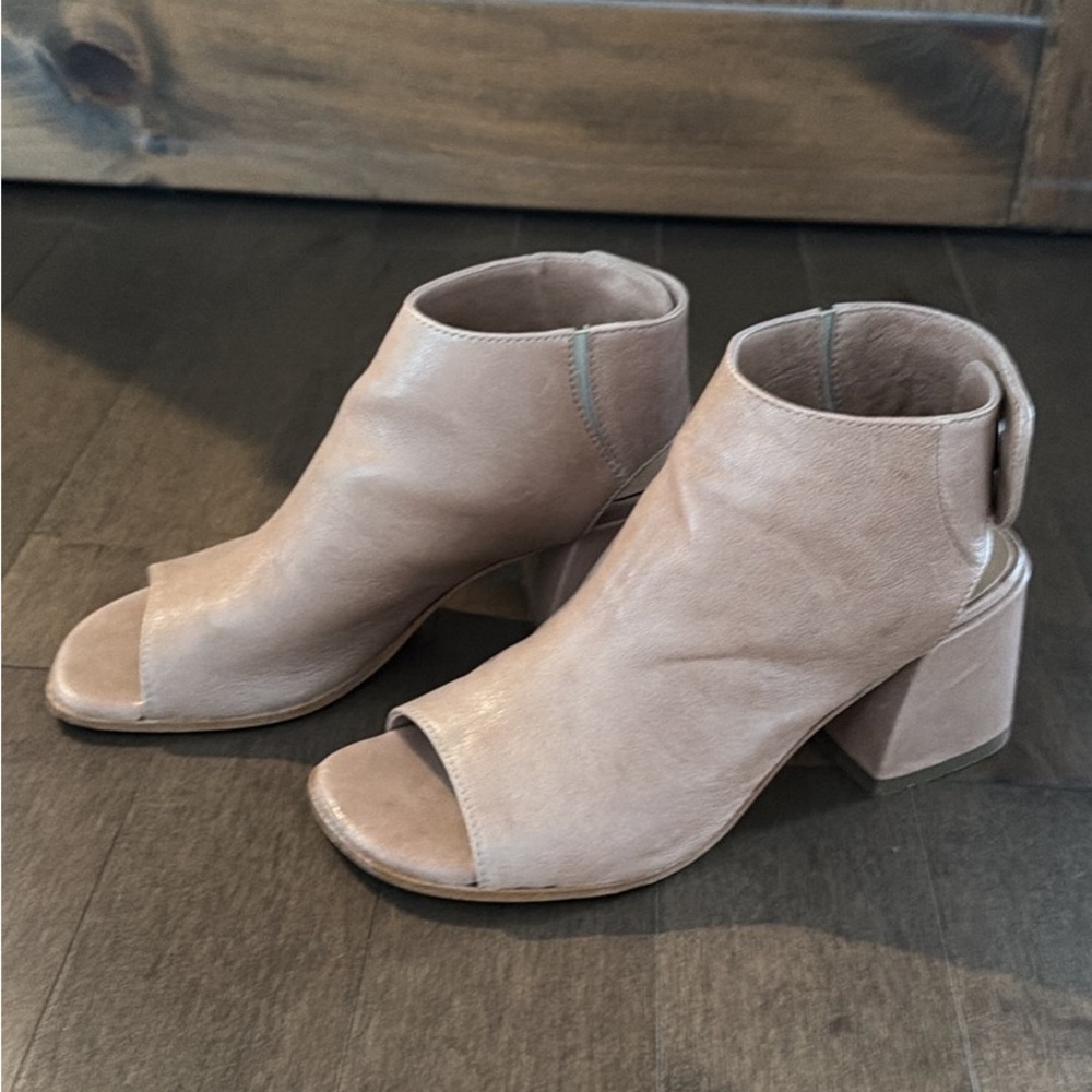 Elegant Tan Peep-Toe Mules